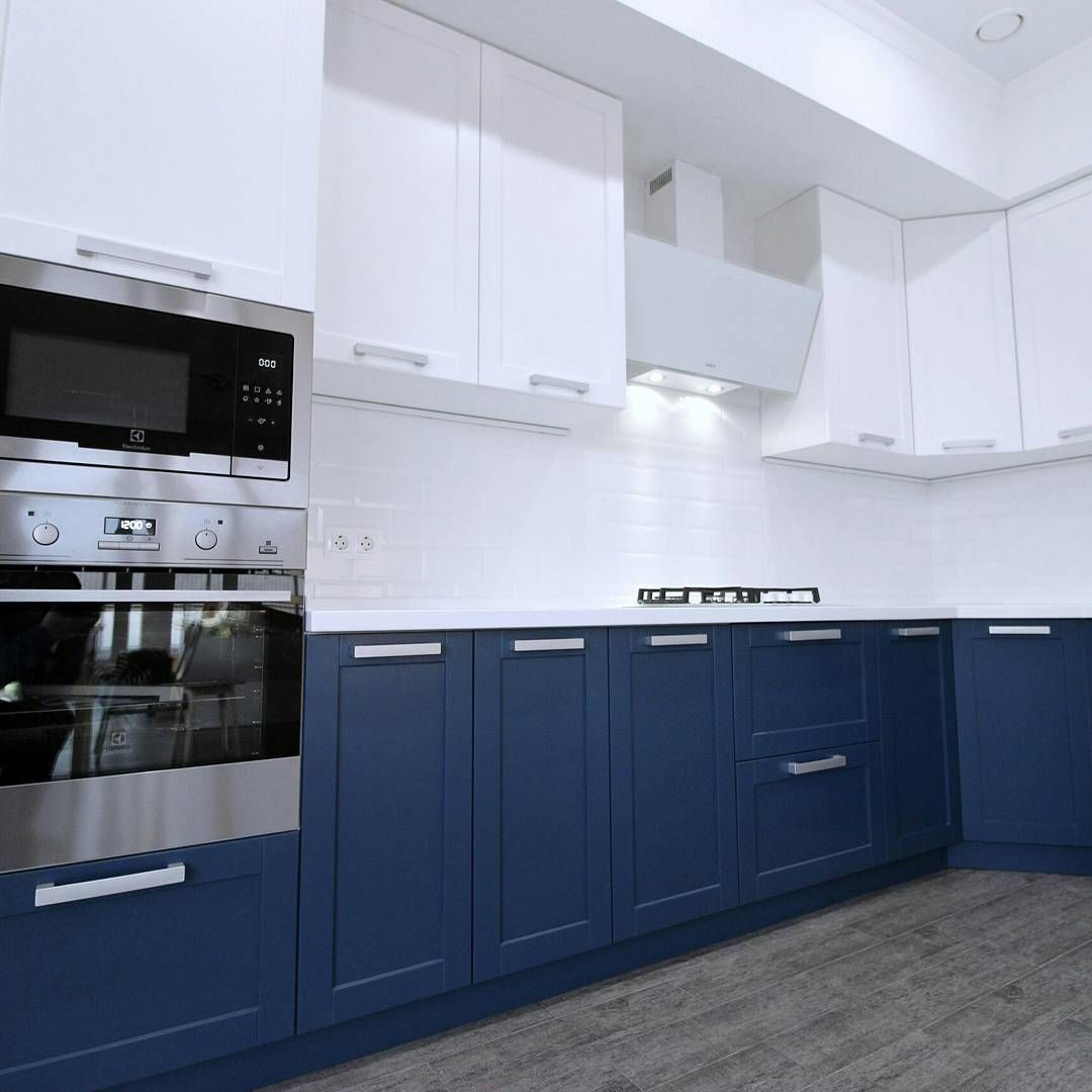 Кухня темно синяя с белым
